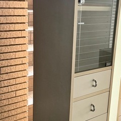収納 キャビネット ガラス扉 引き出し 縦長の画像