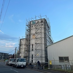 春日井、守山近辺、研修期間1ヶ月～6ヶ月(個人差あり、日当13000円)修了後日当15000円(手元作業出来るぐらい)経験者は勿論15000以上！入社祝い金10万円(研修期間修了後)足場職人募集！見習い歓迎！日給13000円～20000円 月37.5万円～50万円＋α 会社の成長に伴いそれ以上も可能と考えています。送迎可 未経験者歓迎！ やりじまいあり！足場屋さんの中では超絶楽な工程です！免許あるけど車無い方は社用車貸出有りの画像