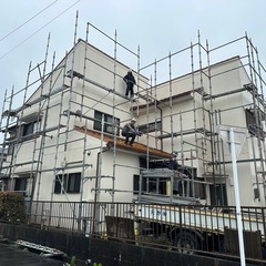 春日井、守山近辺、研修期間1ヶ月～6ヶ月(個人差あり、日当13000円)修了後日当15000円(手元作業出来るぐらい)経験者は勿論15000以上！入社祝い金10万円(研修期間修了後)足場職人募集！見習い歓迎！日給13000円～20000円 月37.5万円～50万円＋α 会社の成長に伴いそれ以上も可能と考えています。送迎可 未経験者歓迎！ やりじまいあり！足場屋さんの中では超絶楽な工程です！免許あるけど車無い方は社用車貸出有りの画像