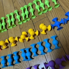 知育玩具 多彩な色と形 約６１個セットの画像