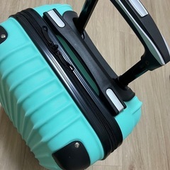 エメラルドグリーン　キャリーケースの画像