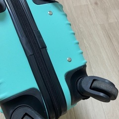 エメラルドグリーン　キャリーケースの画像