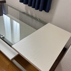 ガラステーブルの画像