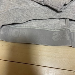adidas トレーナーの画像