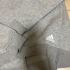 adidas トレーナーの画像