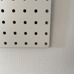 有孔ボード129cm×83cm 2枚(フックも付けます)の画像