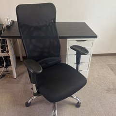 オフィス用机と椅子のセットの画像