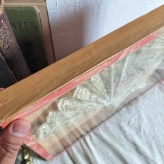 フランス アンティーク 素敵な ガラスケース 飾り扇子の画像