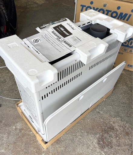 札幌市内配送可 未使用品 18年製 トヨトミ 煙突式石油ストーブ HR-650F 木造17畳/コンクリート27畳