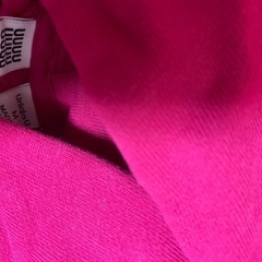 ユニクロU ショッキングピンク　パーカーの画像