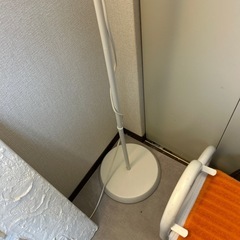 IKEA フロアランプ（読書灯付き） ホワイトの画像