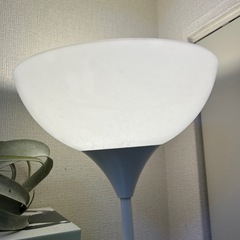 IKEA フロアランプ（読書灯付き） ホワイトの画像