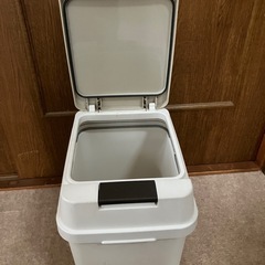 ゴミ箱　フタ付の画像