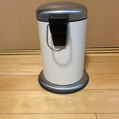 ペダル式ゴミ箱　中バケツ有りの画像
