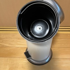 ペダル式ゴミ箱　中バケツ有りの画像