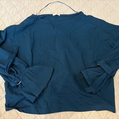 【今月末まで】 GU トップス　レディースの画像
