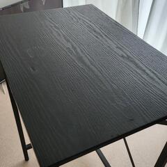 高さのあるテーブルとチェアの画像