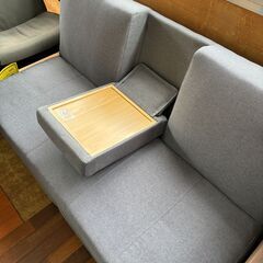 【ジャングルジャングル深井店】★㈱オーヤマ 引き出しテーブル付きソファーベット グレー ソファー 家具 堺市（中区 堺区 東区 西区 南区 北区）和泉市 河内長野市 富田林市 松原市 狭山市 深井 【FU2698】の画像