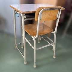 LION 学校机　学校椅子　2号　1セットレトロの画像