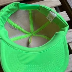 キャップ　ネオンカラーの画像