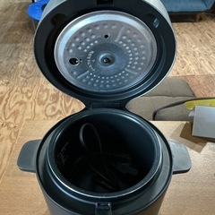 オシャレ🌷高年式🌈2.5合炊きKOM2023年製HK-RC03黒•グレー炊飯器の画像