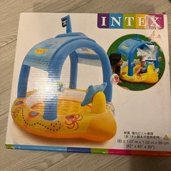 プールと浮き輪の画像