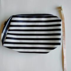 百均グッズ　小物入れ　白／黒　W13cm×H9cm　中古　送料が高いので取りにこれる方限定の画像