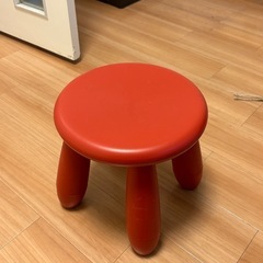 物干しと椅子の画像