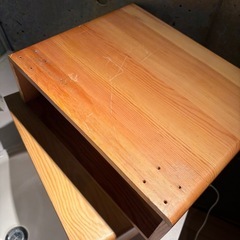 木製トレイとディスプレイ棚の画像