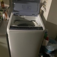 テレビ、長机、扇風機、電子レンジ、冷蔵庫、洗濯機の画像