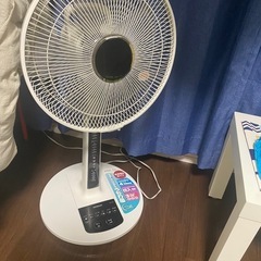 テレビ、長机、扇風機、電子レンジ、冷蔵庫、洗濯機の画像