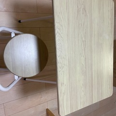 テーブル椅子の画像