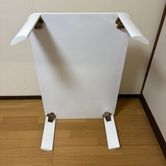 本日金曜日限定500円引きします。白の木目調折りたたみテーブルの画像