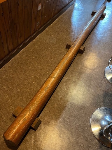 丸太カウンター用足置き
