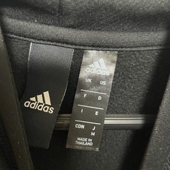1度着用Mサイズアディダスパーカーの画像