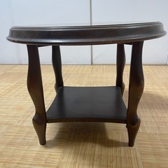 レトロな丸テーブルの画像
