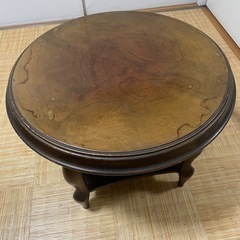 レトロな丸テーブルの画像