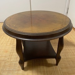 レトロな丸テーブルの画像