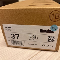 新品未使用23.5cmスニーカーの画像