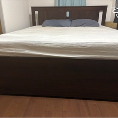 クイーンベッドとマットレスの画像