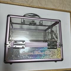 キッズ用かと思われる透明でキラキラのついた化粧ケースで折り畳み式の画像