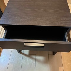 IKEA ダークブラウン サイドテーブル 引き出し付きの画像