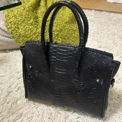 高級感✨ パイソンレザー風 ハンドバッグ ブラックの画像