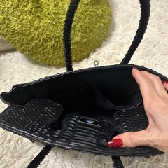 高級感✨ パイソンレザー風 ハンドバッグ ブラックの画像