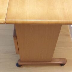 無料でお譲りします。収納棚付きテーブルの画像