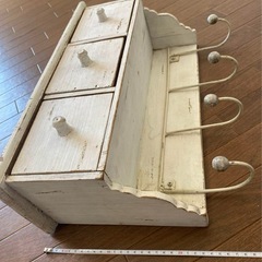 ヴィンテージ風壁掛けラック　ミニカー付の画像