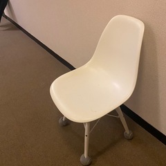 イムーズレプリカand折りたたみ椅子の画像