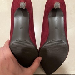 赤いパンプスの画像