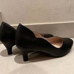 黒いパンプスの画像