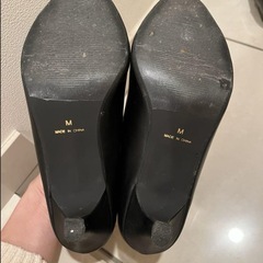 黒いパンプスの画像